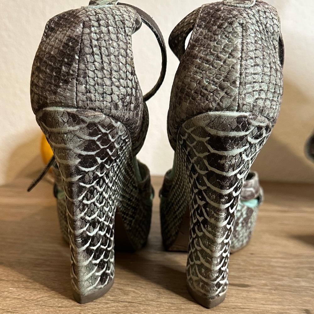 100% Leather Snakeskin style Heels and Bag Set with Aqua Accents. Size 8. VELEZ - Picture 5 of 11